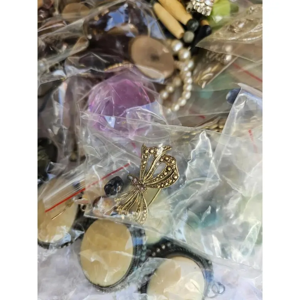 3.5 Lbs. Beads/Charms/Craft Junk Misc. Jewelry Making Lot Non-Wearable Pounds - Picture 6 of 11